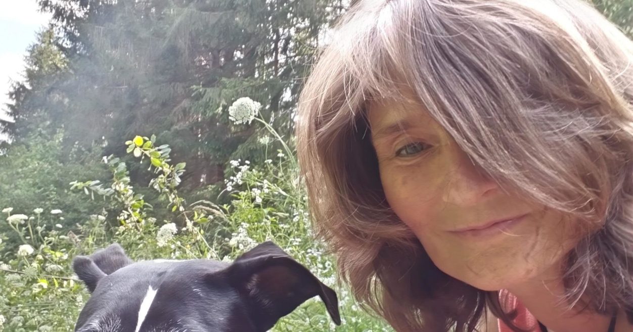 Hundetraining für sensible und reaktive Hunde in München Hundetrainerin Sabine von Sensitiv Dogwork mit Hund beim Training im Freien in München